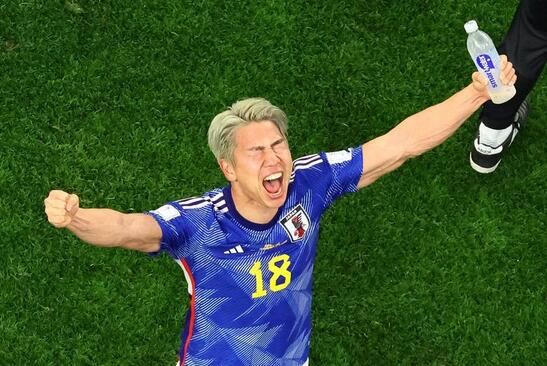 شادمانی بازیکنان تیم ملی فوتبال ژاپن از پیروزی بر تیم آلمان در مسابقات جام جهانی 2022