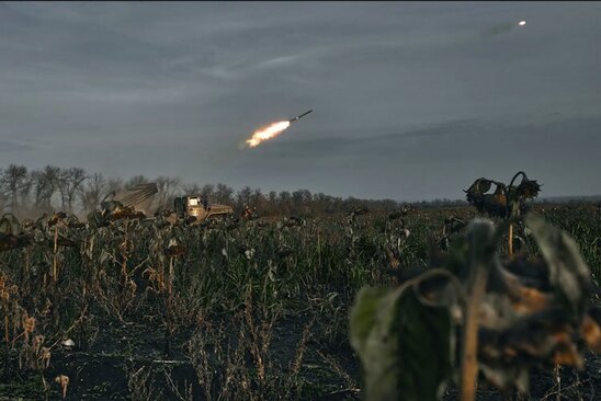 پرتاب راکت از جانب نیروهای اوکراینی به سمت مواضع روسیه در منطقه دونتسک/آسوشیتدپرس
