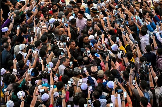 حضور انور ابراهیم نخست وزیر جدید مالزی در مراسم نماز جمعه در مسجدی در پوتراجایا