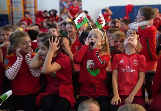 دانش آموزان بک مدرسه ابتدایی در "کاردیف" ولز در حال تماشای بازی تیم فوتبال ولز با تیم ایران در جام جهانی 2022