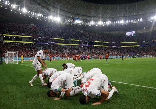 سجده شکر بازیکنان مراکش پس از زدن نخستین گل به بلژیک