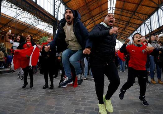 سجده شکر بازیکنان مراکش پس از زدن نخستین گل به بلژیک