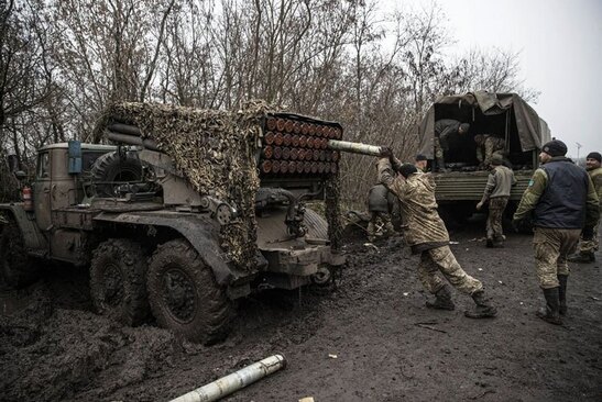 دیدنی های امروز؛ از جشنواره میمون ها در تایلند تا پرتاب موفق موشک قاره پیمای کره شمالی نیروهای اوکراینی در حال آماده کردن راکت های گراد