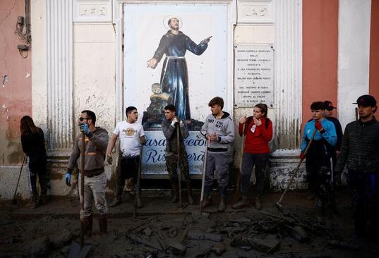 نیروهای داوطلب در حال تمیز کردن جزیره "ایشیا" ایتالیا پس از رانش زمین