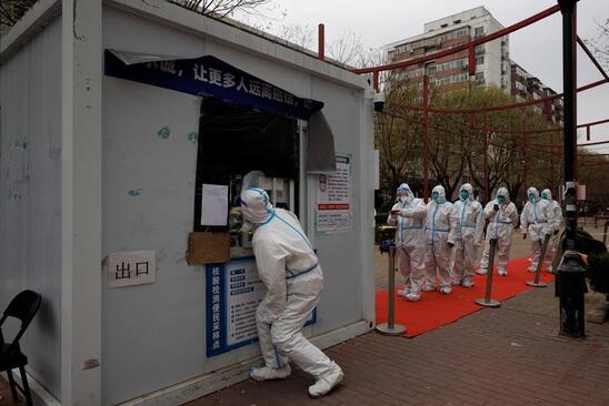 تست گیری کرونا از ماموران کادر بهداشت چین در شهر پکن