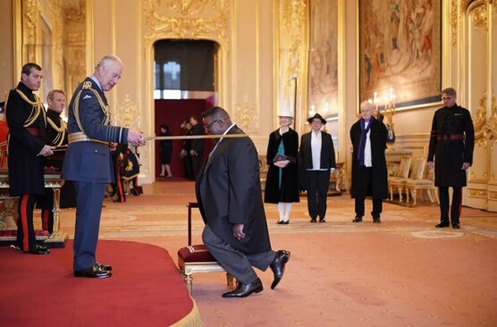 مراسم اعطای لقب شوالیه از سوی پادشاه انگلیس به سِر "آیزاک جولین" 