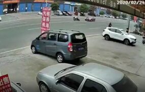 بی‌احتیاطی یک موتورسوار حادثه ساز شد