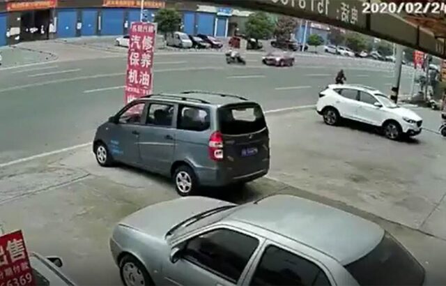 بی‌احتیاطی یک موتورسوار حادثه ساز شد