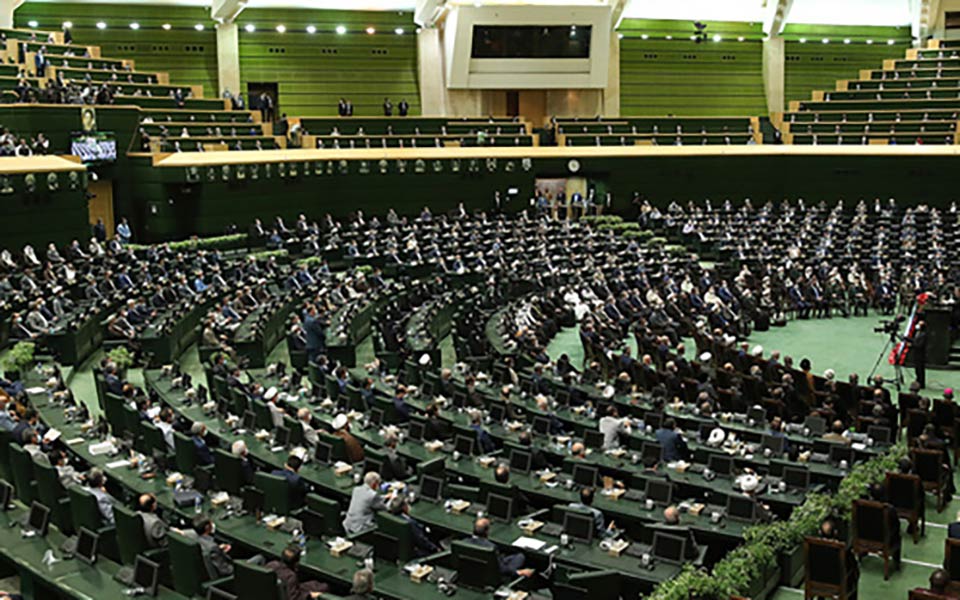 جزای نقدی و ١٠ سال ممنوع‌الخروجی دانشجویان در صورت هنجارشکنی