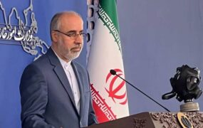 سخنگوی وزارت خارجه با ماسک شیمیایی وارد سالن شد