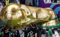 سقوط کاپ جام جهانی روی سر هواداران