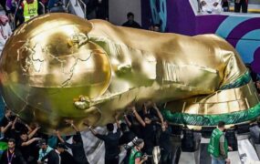 سقوط کاپ جام جهانی روی سر هواداران