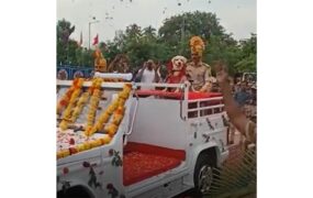 مراسم جالب بازشستگی یک سگ خدمت در هند