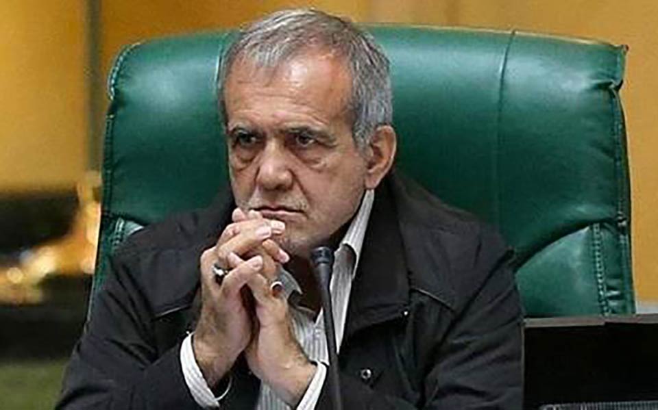 پزشکیان دانشجو بیگانه نیست، اما به او برچسب می‌زنیم