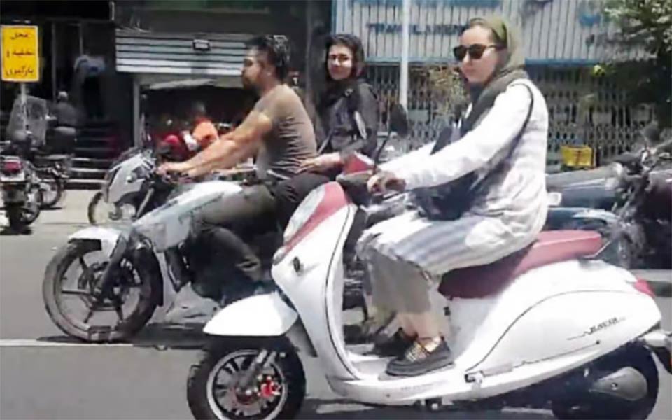 پلیس: رانندگی زنان با موتور برقی هم ممنوع است