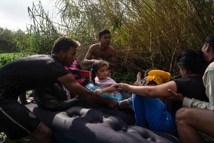 دیدنی های امروز؛ از کلونی پنگوئن ها تا تیراندازی پاریس تلاش پناهجویان برای عبور از رود مرزی "ریو گرانده" بین مکزیک و ایالات متحده آمریکا