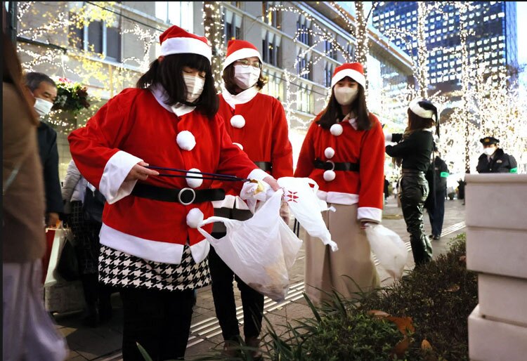 دیدنی های امروز؛ از کلونی پنگوئن ها تا تیراندازی پاریس گروه های داوطلب در حال جمع آوری زباله از سطح شهر توکیو ژاپن در آستانه کریسمس