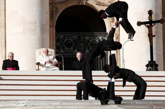 سیرک بازانی از کنیا در حال انجام حرکات نمایشی در مقابل پاپ فرانسیس