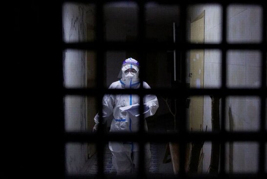 مامور نظارت بر قرنطینه در ساختمانی تحت قرنطینه کرونایی در شهر پکن چین