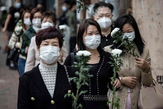 مردم هنگ کنگ در مقابل دفتر ارتباط چین