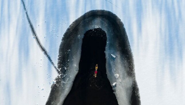 شیرجه به درون ورودی یک غار یخی در دریاچه ای در شنیانگ چین