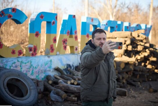 رییس جمهوری اوکراین در حال ضبط یک ویدئو با گوشی تلفن همراهش در جبهه نبرد با روسیه