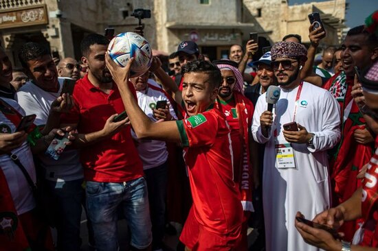 دیدنی های امروز؛ از تلف شدن فوک های خزر تا تشییع رییس جمهوری سابق چین طرفداران تیم ملی فوتبال مراکش پیش از بازی این تیم برابر اسپانیا در جام جهانی 2022 در شهر دوحه