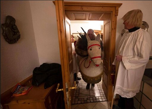 دیدنی های امروز؛ از تلف شدن فوک های خزر تا تشییع رییس جمهوری سابق چین عزیمت به رژه سنتی سنت نیکولاس در اتریش