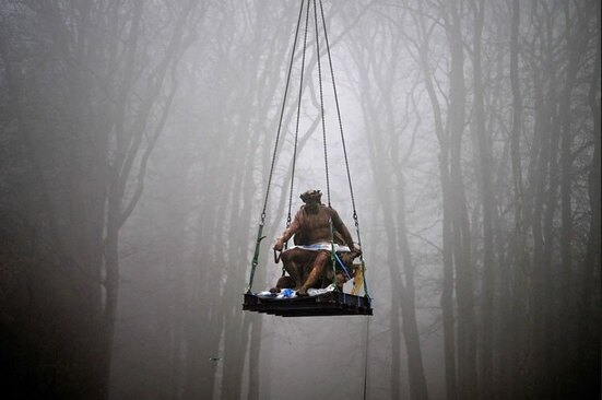 دیدنی های امروز؛ از تلف شدن فوک های خزر تا تشییع رییس جمهوری سابق چین انتقال مجسمه آپولو با جرثقیل برای مرمت