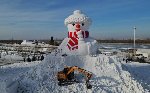 ساخت آدم برفی 16 متری در هاربین چین