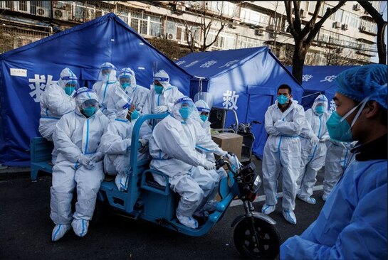 تغییر شیفت ماموران مراقبت از قرنطینه کرونایی در شهر پکن