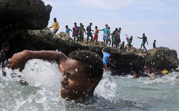 آب تنی جوانان در ساحل موگادیشو سومالی