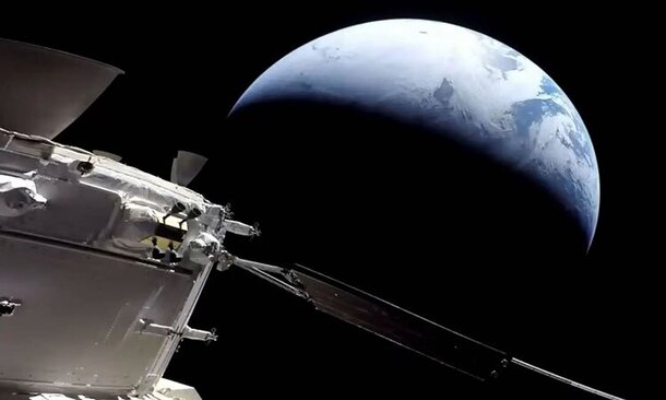 دیدنی های امروز؛ از کارناوال های سالانه کریسمس تا بازگشت سفینه اوریون سفینه فضایی بدون سرنشین "اوریون" ناسا هنگام بازگشت از ماموریت ماه خود به زمین نزدیک می شود