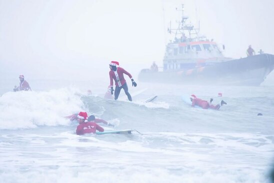 دیدنی های امروز؛ از کارناوال های سالانه کریسمس تا بازگشت سفینه اوریون موج سواری در لباس بابانوئل در ساحل شهر لاهه هلند