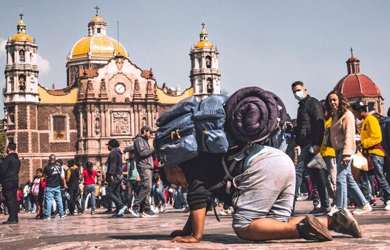 دیدنی های امروز؛ از کارناوال های سالانه کریسمس تا بازگشت سفینه اوریون یک زائر مسیحی برای ادای احترام به مریم مقدس زانو زده وارد کلیسای "بانوی گوادالوپ" در مکزیکوسیتی می شود