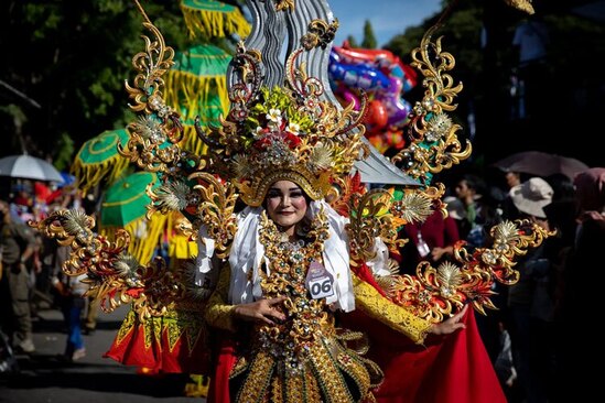 دیدنی های امروز؛ از کارناوال های سالانه کریسمس تا بازگشت سفینه اوریون کارناوال سالانه در جاوه اندونزی