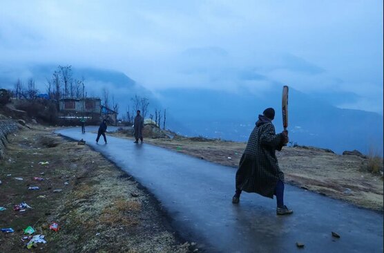 دیدنی های امروز؛ از کارناوال های سالانه کریسمس تا بازگشت سفینه اوریون کریکت بازی جوانان در هوای سرد کشمیر