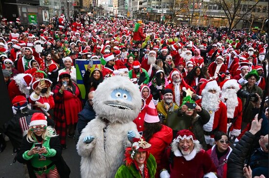 دیدنی های امروز؛ از کارناوال های سالانه کریسمس تا بازگشت سفینه اوریون کارناوال سالانه جمع آوری اعانه برای خیریه به مناسبت کریسمس در شهر نیویورک آمریکا