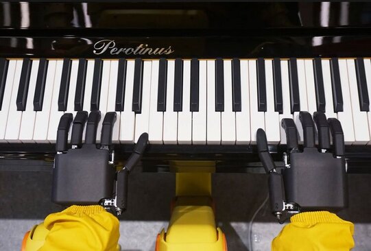 روبات انسانی پیانو نواز در رستورانی در شهر هانگژو چین