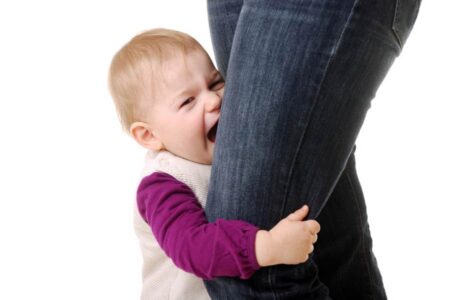 با اضطراب کودک زمان رفتن به مهد چکار کنیم؟ با اضطراب کودک مهد