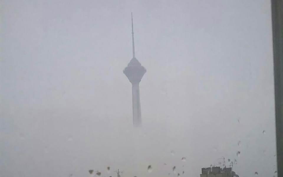 برج میلاد در مه فرو رفت