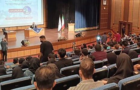 دانشجو مقابل نماینده مجلس