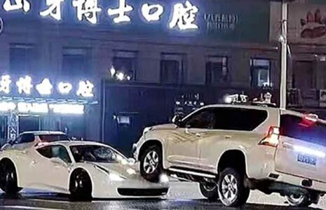 فیلمی از عبور خودرو شاسی بلند از روی یک خودرو دیگر