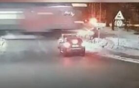 قطار خودروی بی احتیاط را صدها متر روی ریل کشید