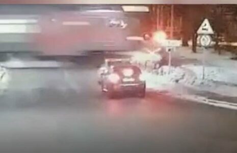 قطار خودروی بی احتیاط را صدها متر روی ریل کشید