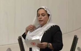 کشف-حجاب-نماینده-پارلمان-ترکیه-حین-سخنرانی