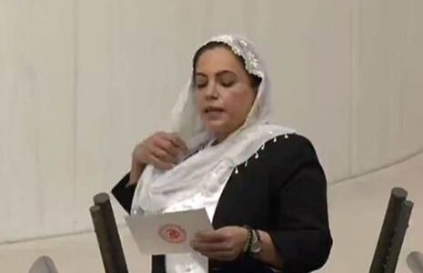 کشف-حجاب-نماینده-پارلمان-ترکیه-حین-سخنرانی