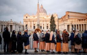 کلیساهای هوشمند در لهستان/ آب مقدس اینبار بدون تماس پاشیده میشود مراسم تشییع پاپ بندیکت شانزدهم (پاپ مستعفی سابق) در کلیسای سن پترز واتیکان/ رویترز