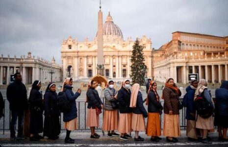 کلیساهای هوشمند در لهستان/ آب مقدس اینبار بدون تماس پاشیده میشود مراسم تشییع پاپ بندیکت شانزدهم (پاپ مستعفی سابق) در کلیسای سن پترز واتیکان/ رویترز