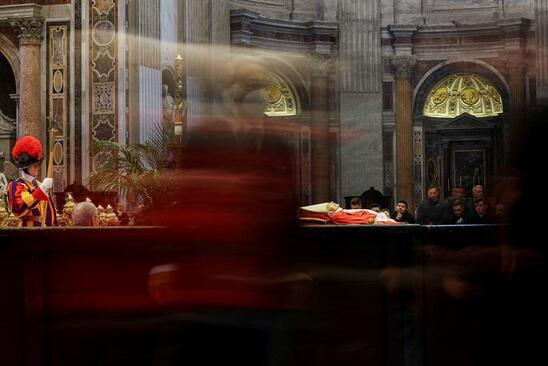 مراسم تشییع پاپ بندیکت شانزدهم (پاپ مستعفی سابق) در کلیسای سن پترز واتیکان/ رویترز